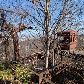 山頂のスグ下に朽ちたゴンドラ跡地が。ラピュタ的な妖しい美しさ😚