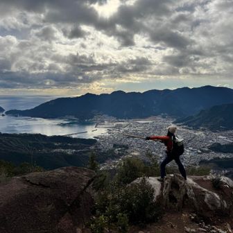 こちらが牛の背です🐄
陽が当たっていたので、ここで休憩します🍙