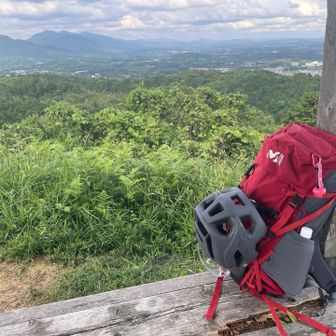 東屋でmilletを下ろして休憩。

ダウンヒルでもフィット感は問題なし。
本格的なダウンヒルには大きすぎるけれど半日程度の稜線走りなら十分過ぎです。
腰のサポートと背中のクッションがやはり秀逸です。

向こう側に見える3つの頂きが右から那岐山・滝山・広戸仙でその手前が山形仙です。
つい2時間前にあの間から降りてきたんだなと思うと現実味ないね～。
