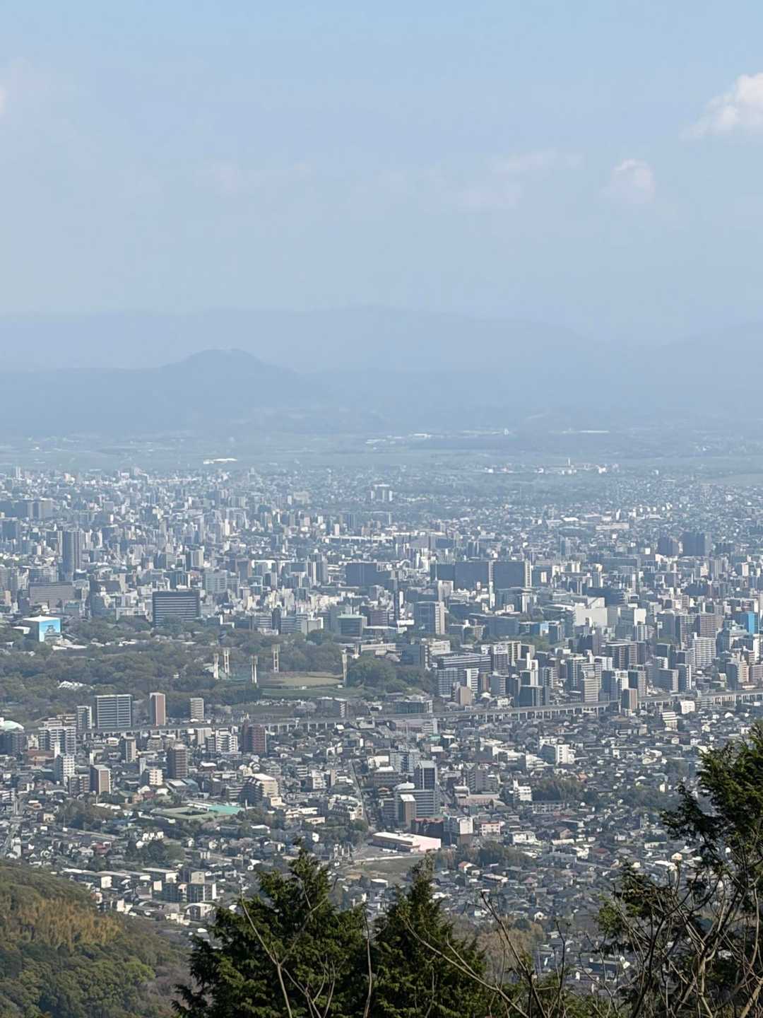 熊本市内が綺麗に見える。
たくさんの人が生活してんだなぁ、皆んな頑張ってるんだな、私も元気ださなきゃ。
来てよかったなぁ⛰️