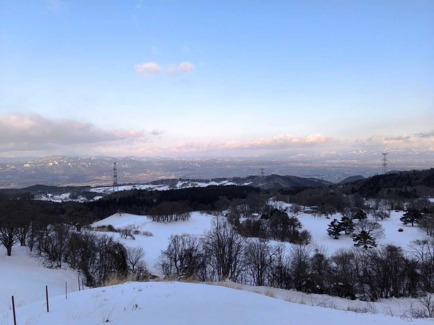 低層雲が一帯を覆う強風予報、、、
と覚悟してたが晴れた♪
山頂付近は雲が被ってますが
これだけでも充分と思いつつ
スタートします✨