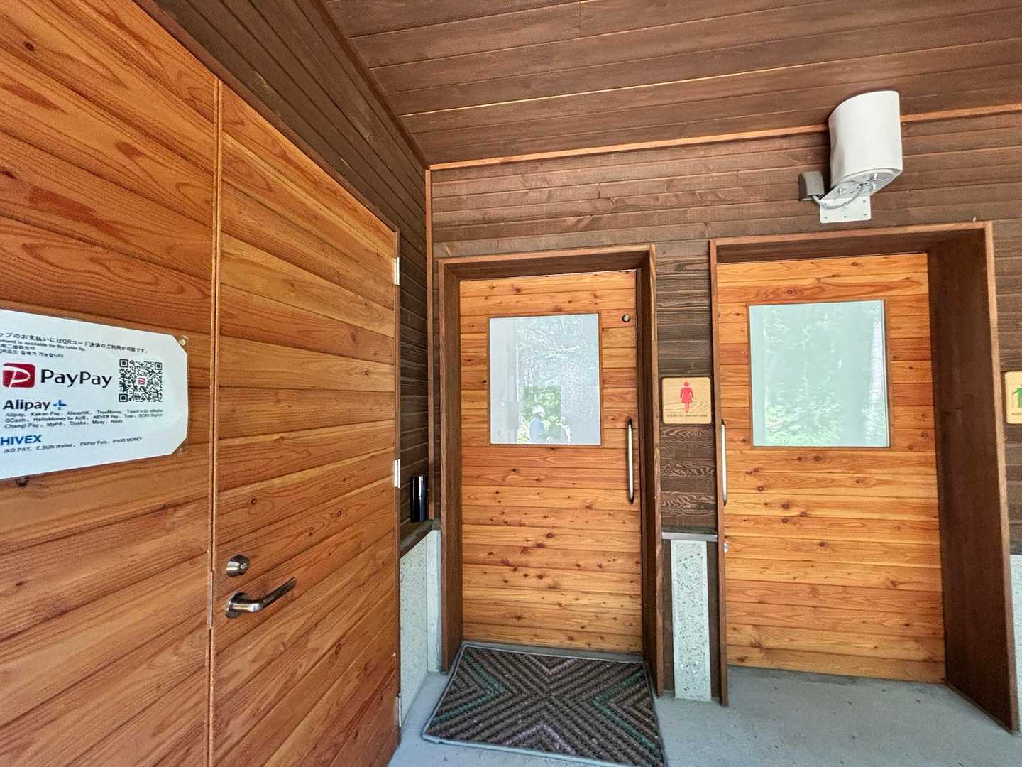 徳沢園の外トイレ🚽はPayPayでチップ払えるという‼️
そしてテン泊はトイレ無料なのだ！

にしても
中も超綺麗🤩
