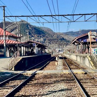 長瀞駅(秩父鉄道)

　駅舎はレトロで風情があり、昔ながらの雰囲気です。
　秩父鉄道では、3月中旬から12月初旬の土日にSLパレオエクスプレス運行されています。

 (SLに興味があり以前長瀞駅で撮影しました)