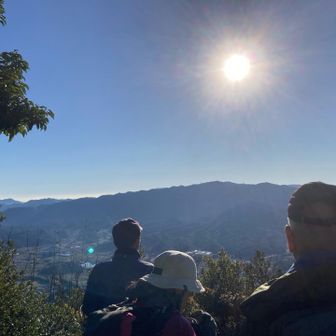 山頂からの眺めも良いです。

下山し、車で次の那智山へ移動
