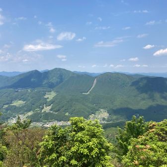 画面左に倶留尊山を臨む