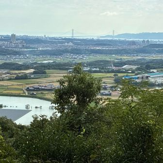 山頂からは明石海峡大橋、淡路島などを眺望できます。