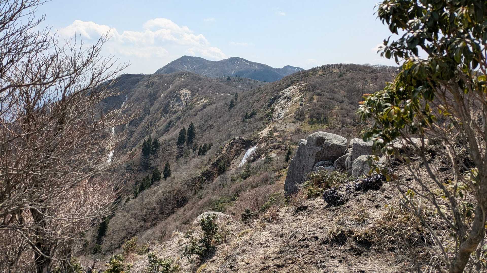 振り返って、向こうに釈迦ヶ岳