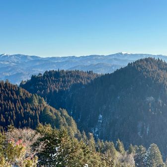 雲取山北峰サンチョ
とんでもない絶景待ってるし😍

左奥に雪被る日本二百名山武奈ヶ岳、右に日本三百名山蓬莱山

肉眼ではその右に気嵐がおこる琵琶湖と
雲海に浮かんだような対岸が見える