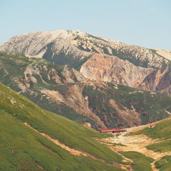 双六と樅沢に挟まれた小屋を見て