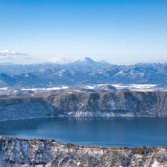 摩周湖を前景に、その奥でどっしり構える雄阿寒岳🏔️

今日も変わらず雄々しい佇まいでした🏞️