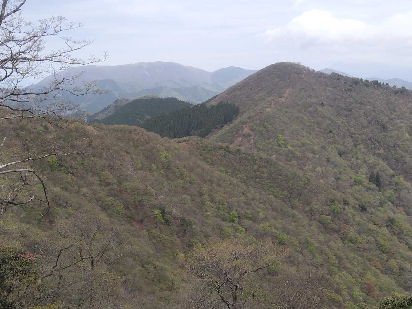これから歩く三国岳です