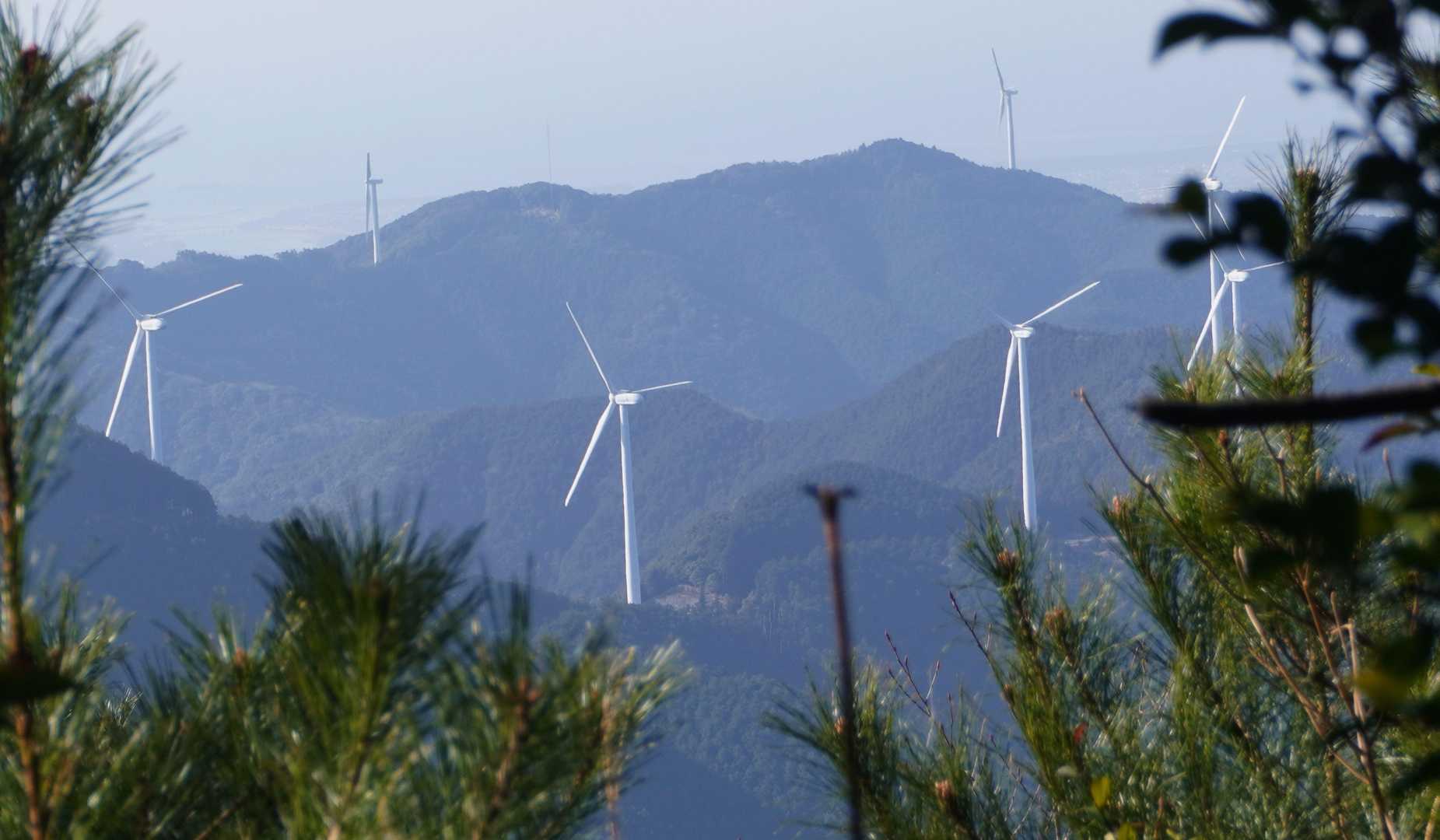展望ポイントへやって来たが、樹林越しに僅かに見えるのみ