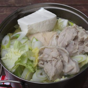 今日は、
鶏肉豆腐鍋、白菜と葱に鶏肉、豆腐を鍋にぎゅーぎゅーに詰め、、