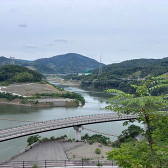 GODAブリッジと竜王山。
2～3年前クマおったみたいやけど、いまは大丈夫かな？
