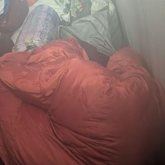 寒さにビビる🐔の-30℃シュラフ(笑)
と、それを入れていたスタッフサック…
収められる気がしない朝の憂鬱…🫠
既にパンパンに見えるのに、まだこんなにあるやん。