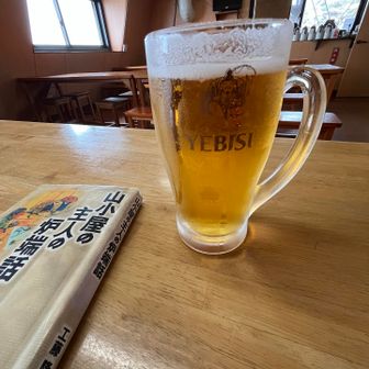 とりあえず、食堂にてお疲れ生です🍺
YEBISU美味かった‼️

山小屋主人の炉端話、面白かったデス