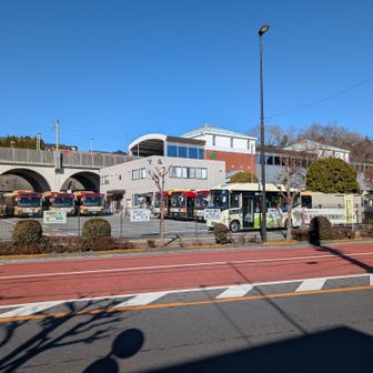 食事場所を求めて国道沿いを歩いたけれど、やっぱり開いて無くて駅に着いちゃいました。