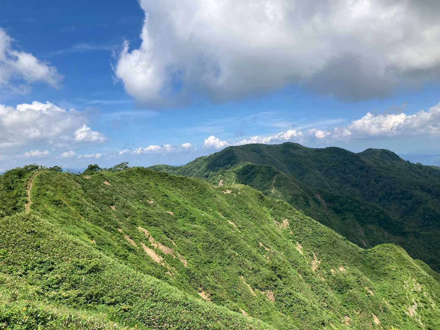 反対側の稜線の1番端っこのお山が多分大日ヶ岳だと思う⛰️✨

暑い日のゲレンデ登りは大変だけど…
眺めは最高で、とっても気持ち良く歩けるステキなところ🐾

今の時期はニッコウキスゲのお花畑にも出逢える🌼

またリベンジしに来るよ💪✨️