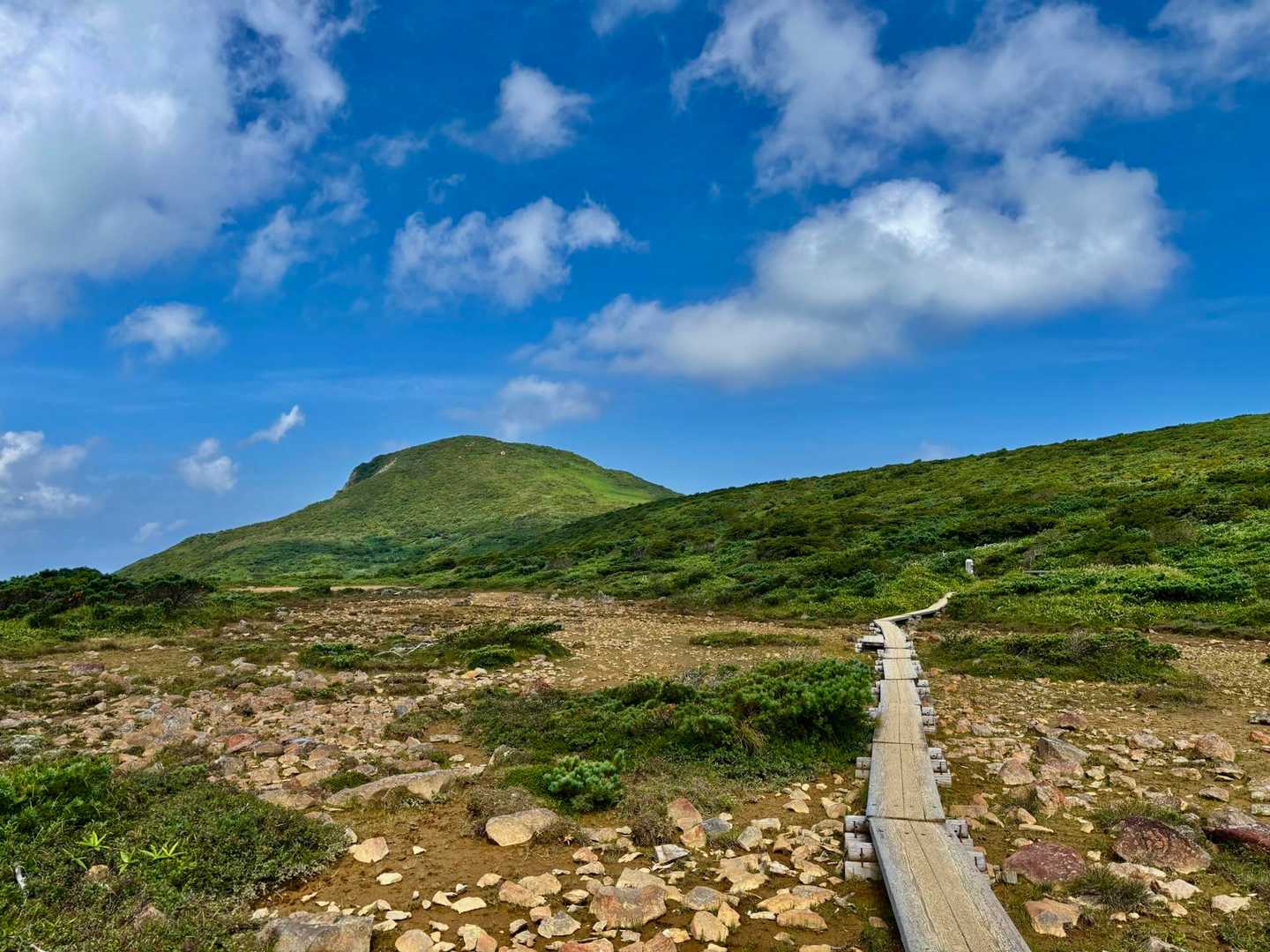 那須の雄大な山並みを一望、なだらかな緑の絨毯をのんびり進む雲上の旅の写真