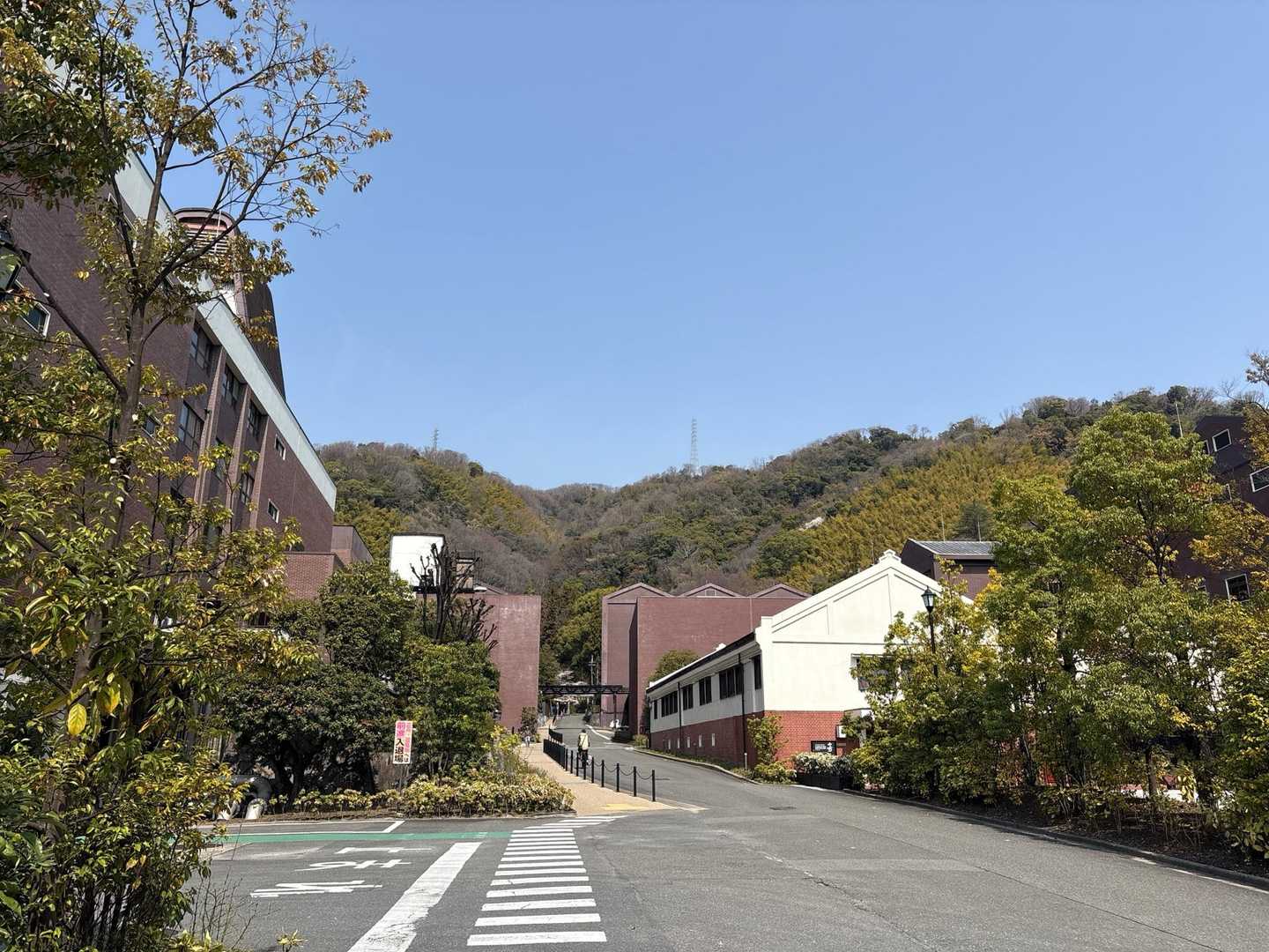 サントリー工場の間を抜けて降りてきました
