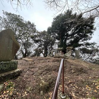 山頂から急な階段を下る。