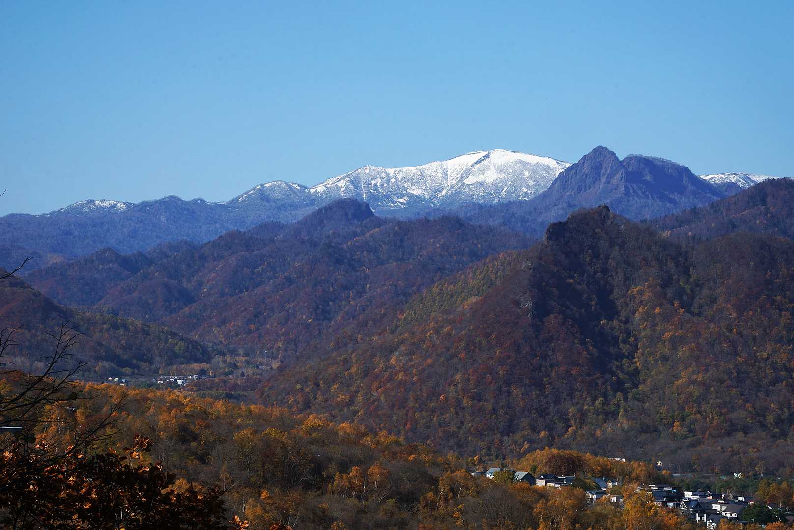 標高の割に見晴らし良い野々沢山。

八剣山〜定天〜余市岳がChoo Choo TRAINのように連なって、今にも踊り出しそう。