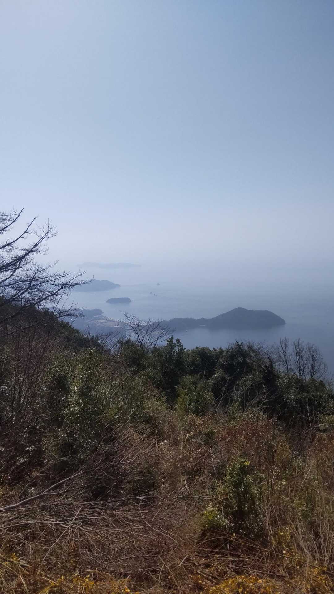 山頂からの景色は白く霞んでました。