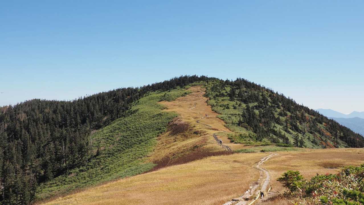 会津駒ヶ岳・中門岳、草紅葉広がる稜線へ の写真 12