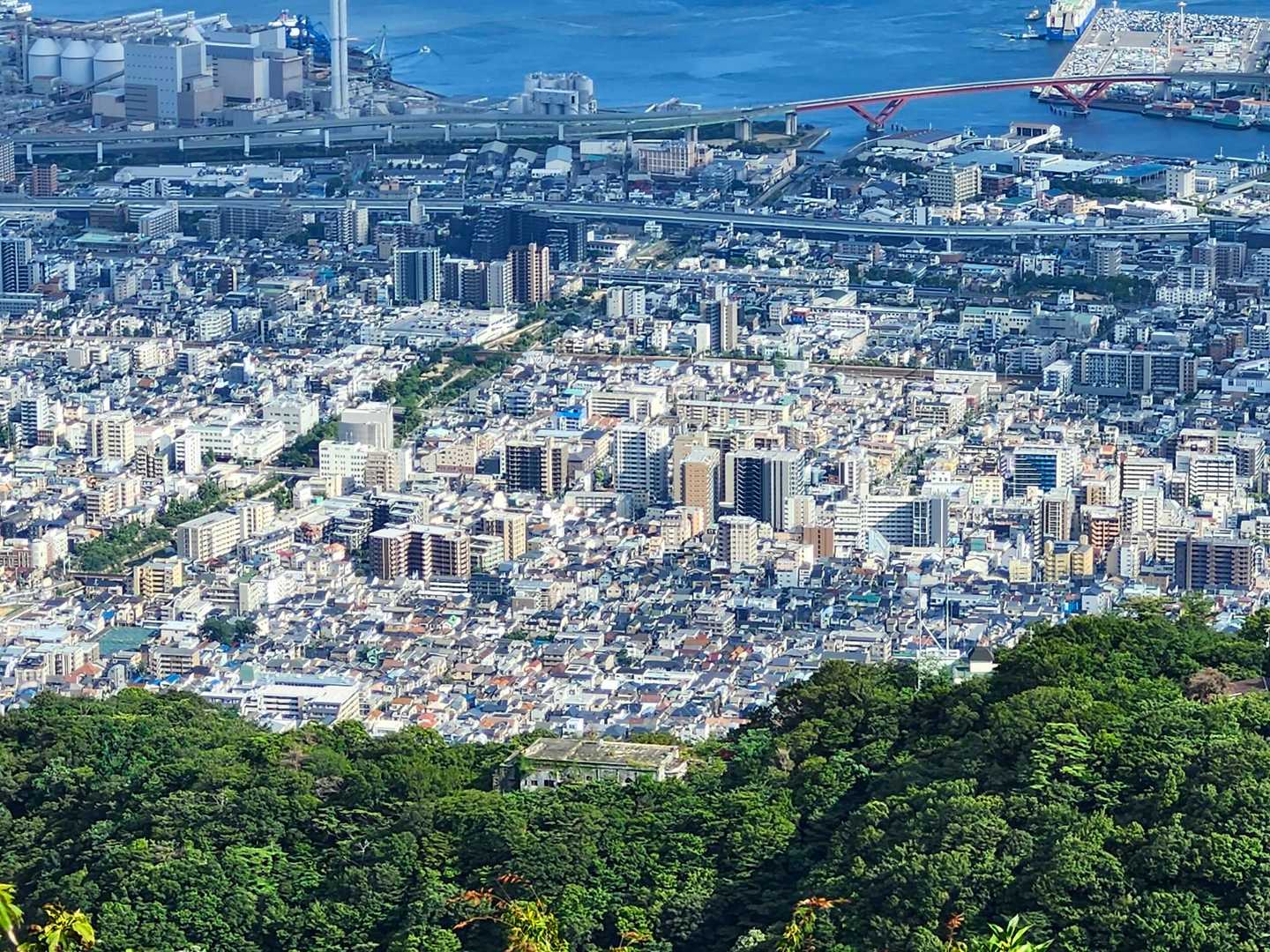手前に見える廃墟ホテルが摩耶ホテル