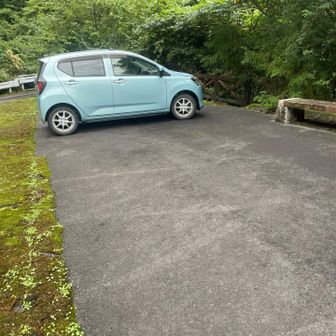 細いグネグネの舗装道路から月出登山口の駐車場へ　誰もいません
