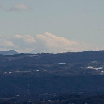 山頂より。雲をかぶった富士山