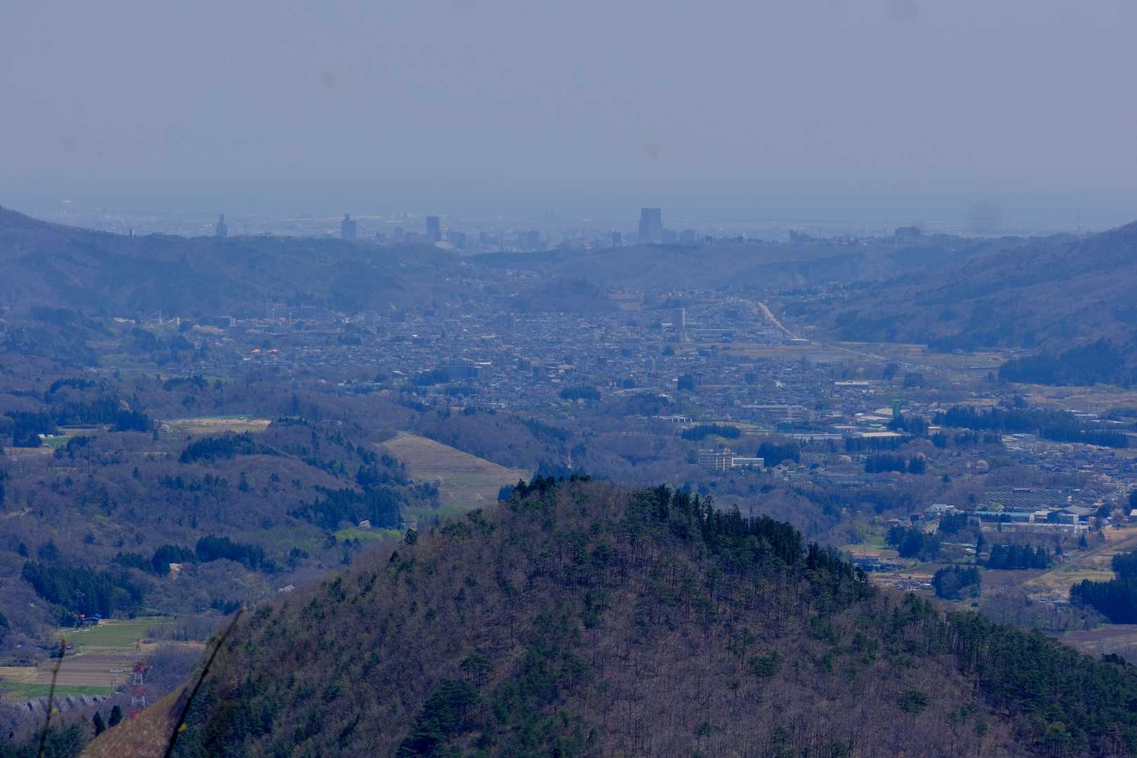 やっとのことで戸神山のピーク到着。正面には愛子から仙台市中心部、太平洋まで見えました。