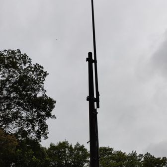 避雷針が山頂にあります。また、登って中間あたりに避難小屋も有ります。