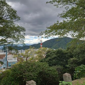 山頂から眉山が見えた