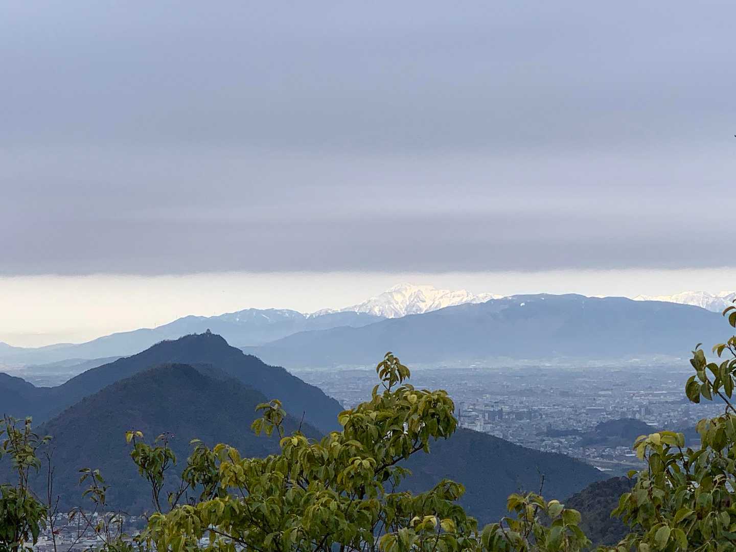 曇り空の隙間から伊吹山が！
