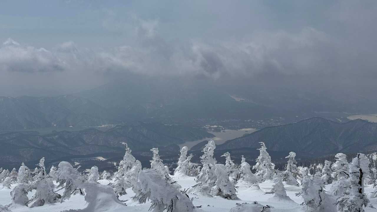 頂上先から桧原湖、磐梯山方面
磐梯山は見えず