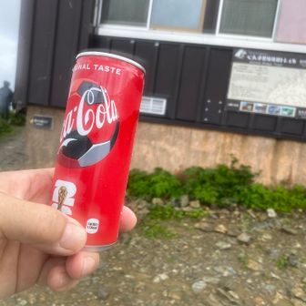 一ノ倉岳から肩の小屋まで１時間土砂降られクールダウン　雨で売店内混雑のため外で冷たいコーラ頂き　さあ下りるぞ