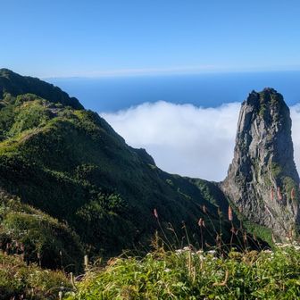 山頂で休憩＆おにぎりを食べていたら、雲が流れ始めて、隣の小槍的なものが見え始めた。前日南浜付近から見た時に「小槍があるなー」と思っていたが、こんなに垂直な感じだとは！