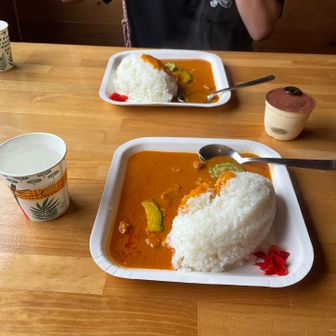 下山途中から雨が本降りになり、時々カミナリも
お昼ご飯は岳沢ヒュッテでチキンカレーとティラミスをいただきました。すっごい美味しかったです😋