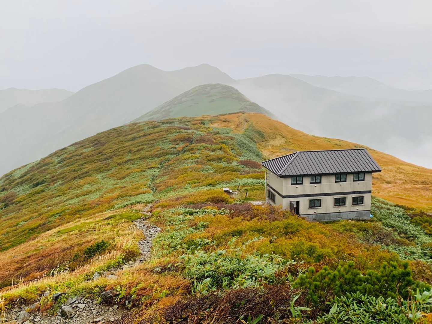 翌朝、小雨
なんと、諦めていた寒江山が姿を見せてくれた🤩
ハッキリとは見えないがたおやかな山容は魅力満載✨
リベンジ決定ですね！