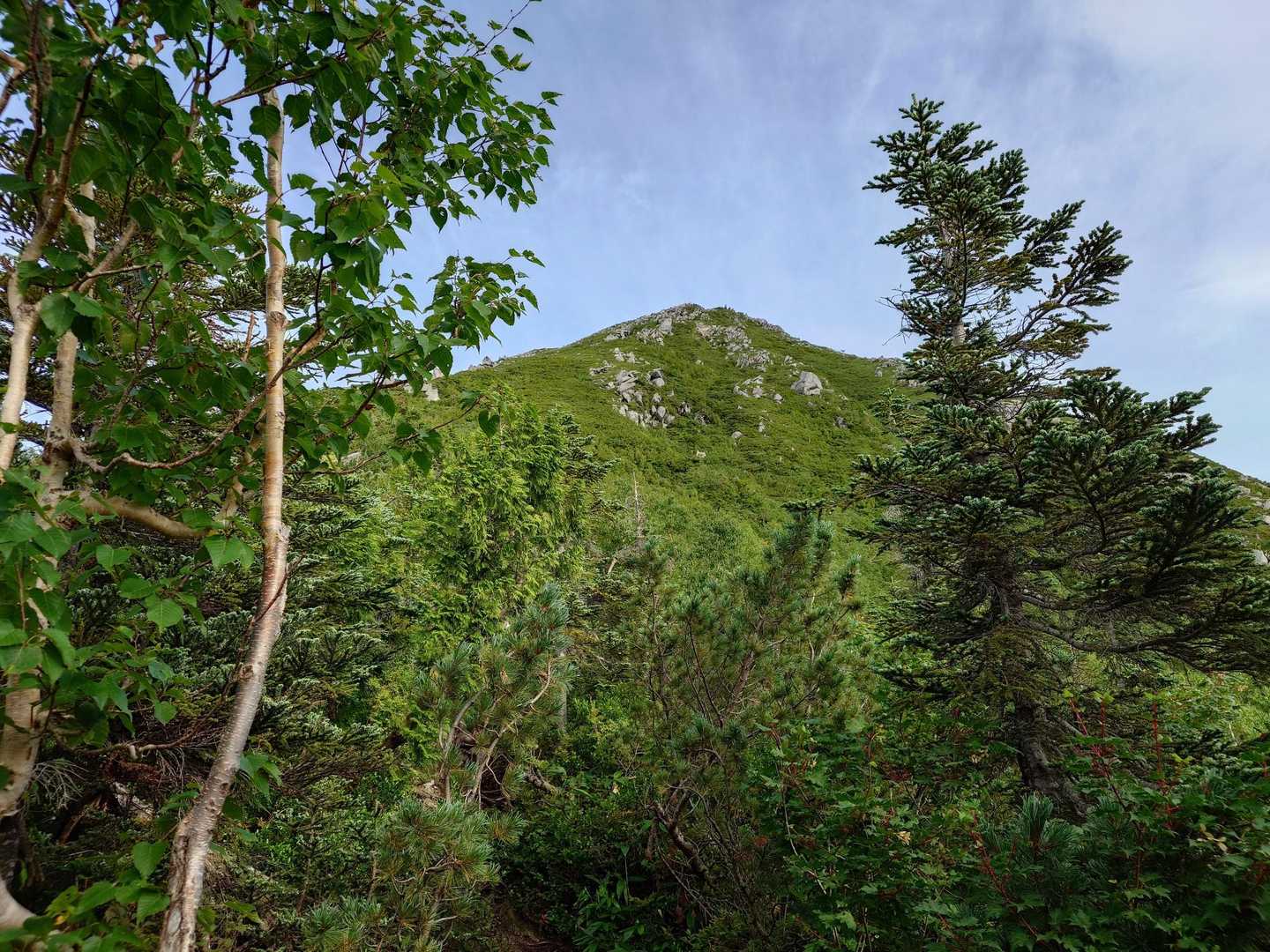 常念岳（三股） | 安曇野からのピラミダルな山容、パノラマ銀座を代表する百名山の写真