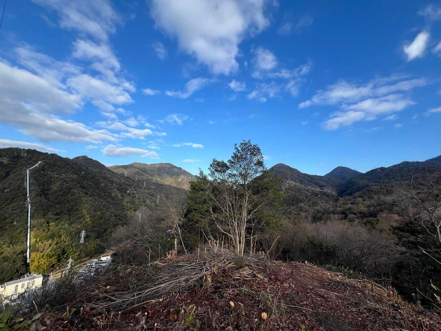 これから向かう経小屋山は
見えてるのか見えていないのか？
全くわかりませんが
YAMAPの地図を再々確認しながら慎重に
登ってゆこう！💪