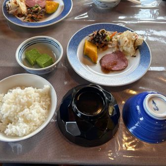 晩ご飯も左の鍋が写ってないけど豪勢です😋 美味しかった〜☺️
