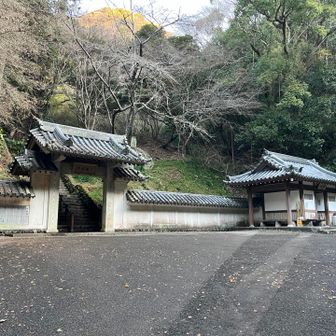伏姫籠穴（ふせひめろうけつ）の駐車場に到着。
ここにキレイなトイレがあります。
左側の山門を通過してちょっと寄り道しまーす😊