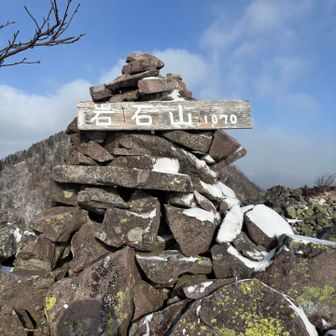 岩石山山頂⛰️🙌
立って歩くと、風で体が浮く感じがして、私も四つ足歩行で何とか到着💦