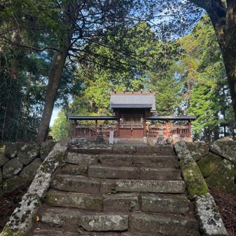 伊那佐山頂の都賀那岐神社。神武東征で神武天皇が歌を詠んだ地言われています