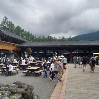 上高地バスターミナル着　やっとつきたした。無事に生きてかえってこれて安心しました。バスの予約まで一時間20分ほど待ちます。待ち時間はコーラ、ソフトクリーム食べたり飲んだりお土産買ってのんびりしました。もう動けません。