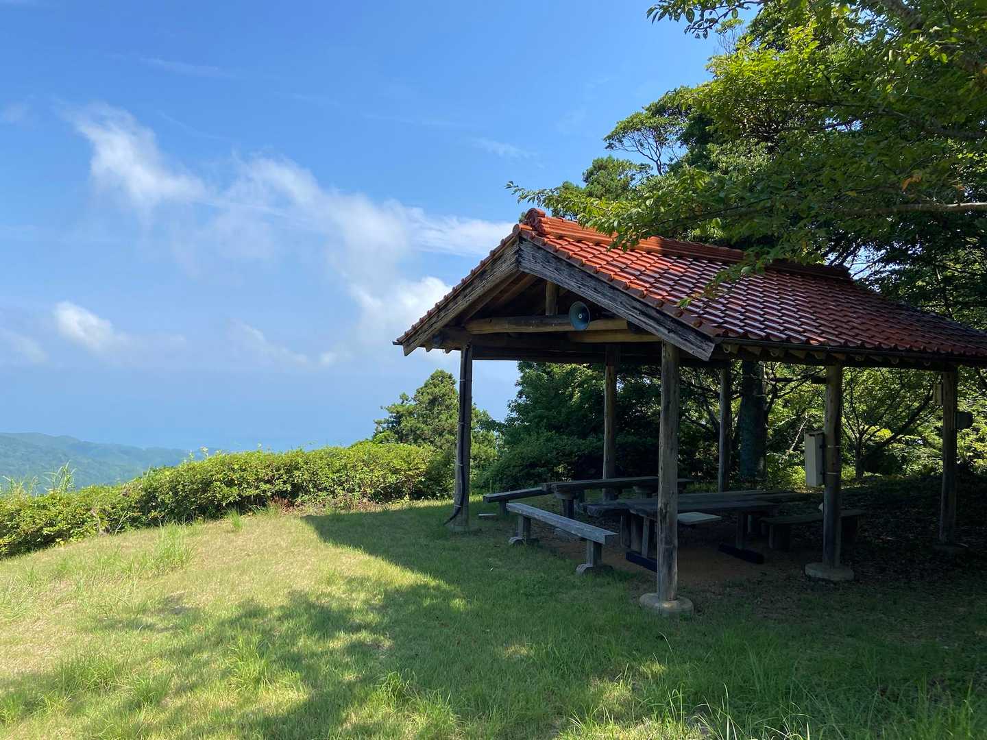 山頂広場には立派な東屋があり、海からの風が涼しくてとても気持ちいい！
