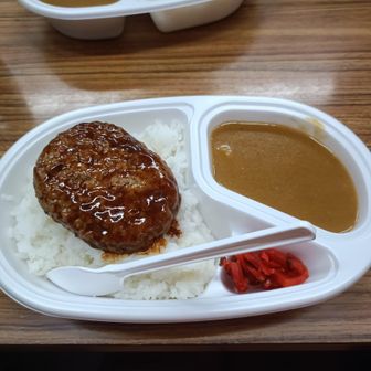 夕飯のカレー🍛
昨日の昼飯もカレーでしたが😅

よく噛めとガイドさんに言われたのに、いつものスピードで食べてしまい後悔することに🥲
夜中、消化悪くて胃がもたれ苦しむ私。
これも酸素少ない高所ではアルアルらしい。
そして起床時間21時半と告げられ愕然😱
