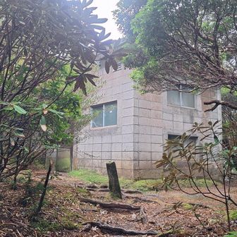 こじんまりした石塚小屋🛖